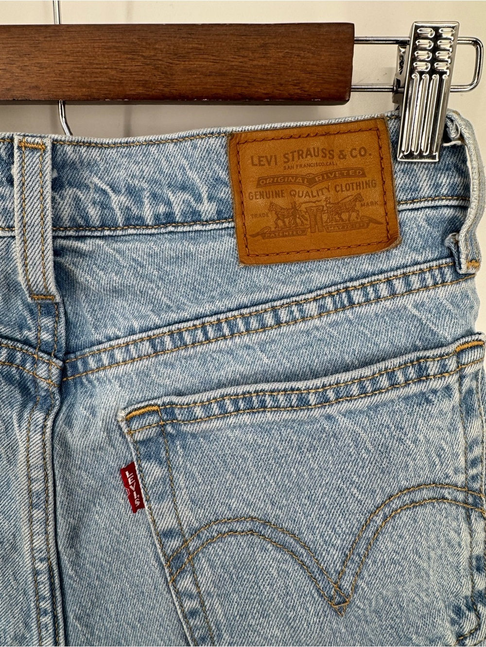 Levi's Women's Wedgie Fit Button Fly Denim Mom Shorts Size 26 Coastal Cowgirl - Picture 9 of 10